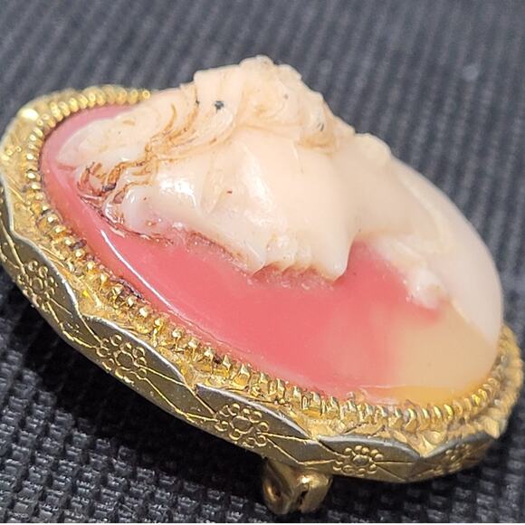 Retro Gold Tone Pink Cameo Brooch Round Carved Brooch coquette Vintage Accessory - Picture 5 of 6